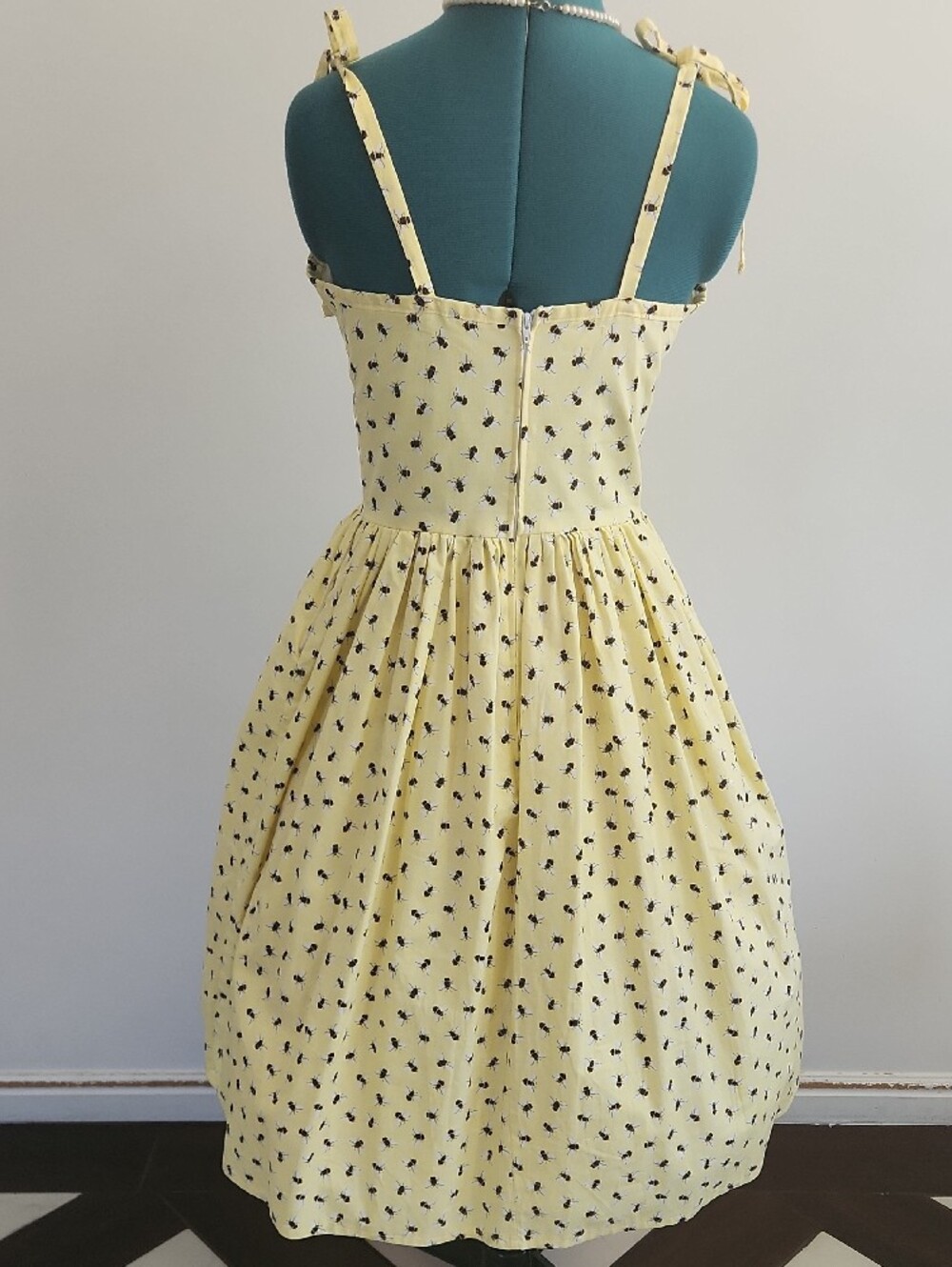 🐝 Yellow Tie-Shoulder Sundress with Bee Print SZ S/M - Picture 3 of 12